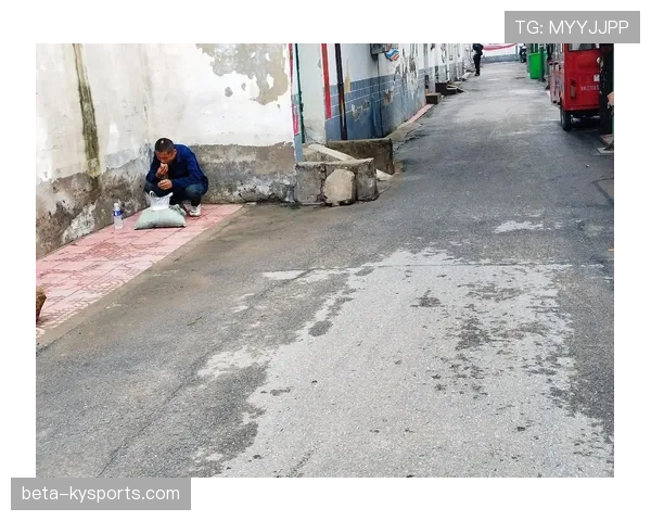 熊朝忠训练完蹲路边啃馒头，这自律狠人连喝水都掐秒表？
